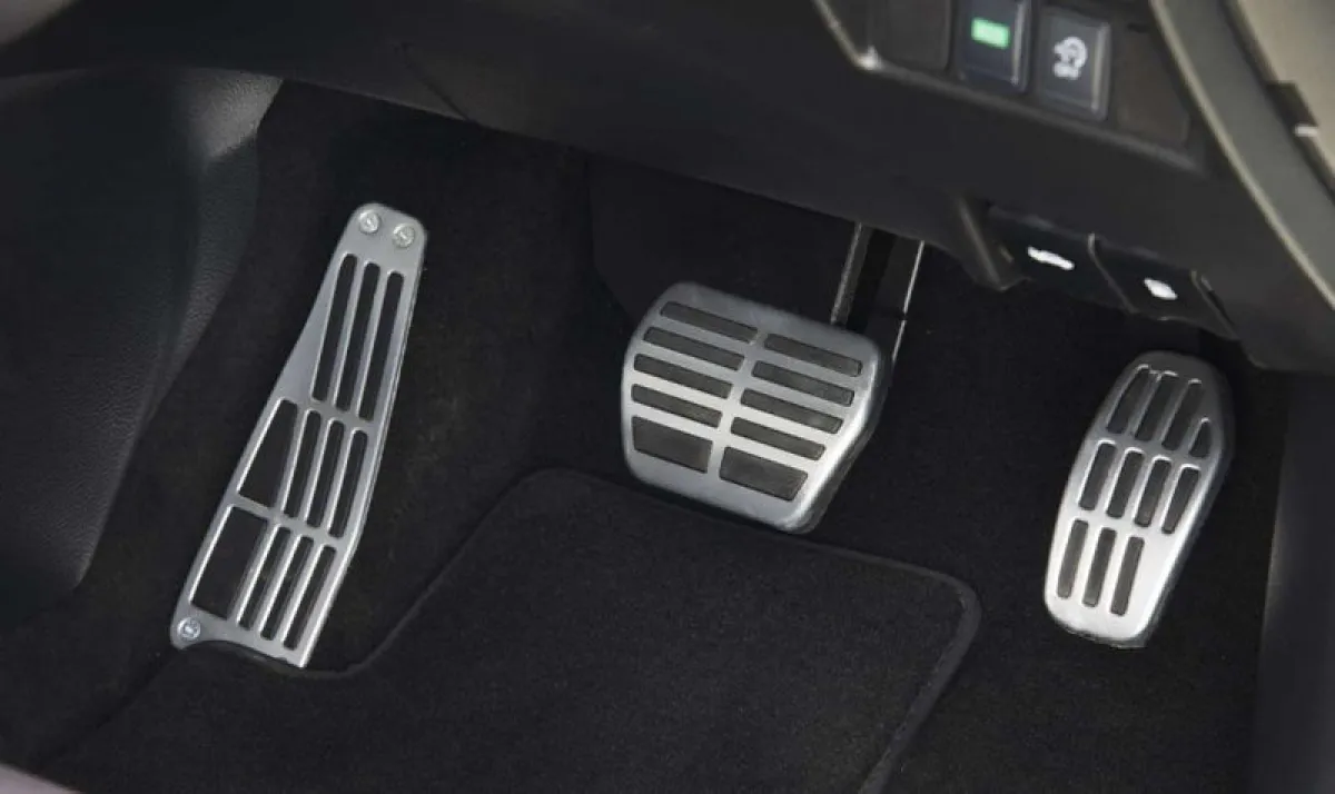 دواسة الفرامل أعلى من دواسة البنزين