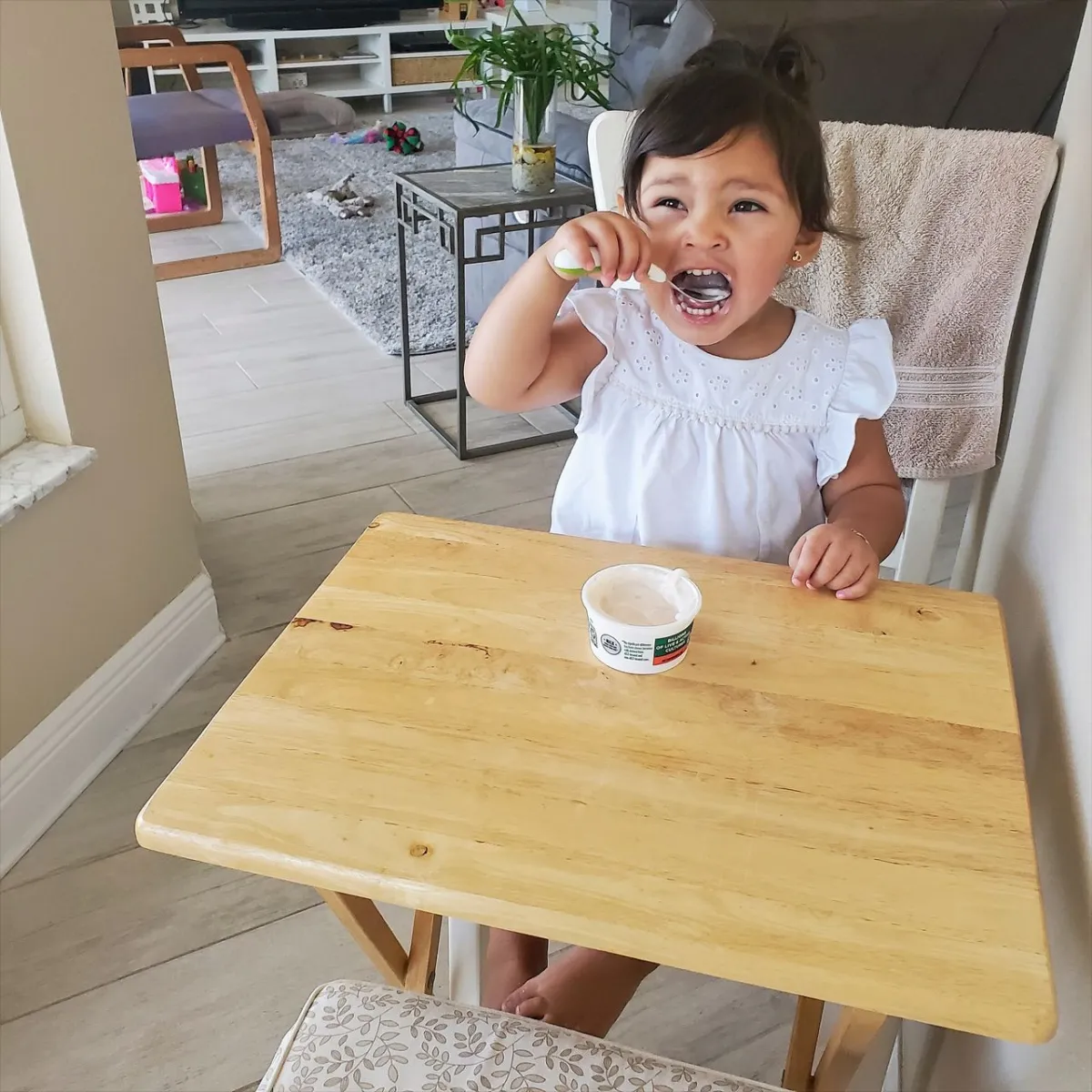 صورة لطفلة تأكل الزبادي