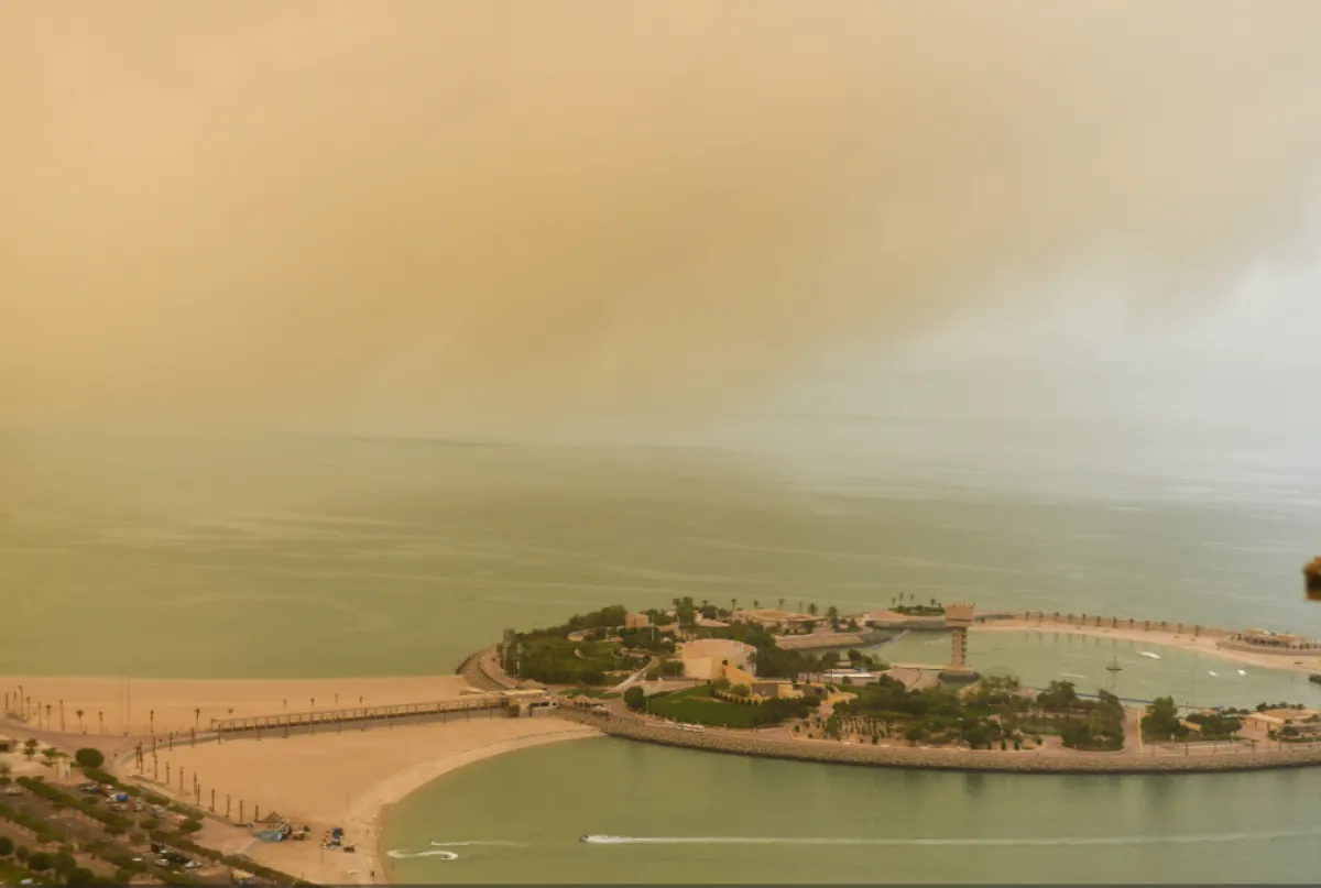 عاصفة ترابية تجتاح الكويت والطيران المدني يعلن توقف حركة الملاحة الجوية - الصورة من وكالة الأنباء الكويتية