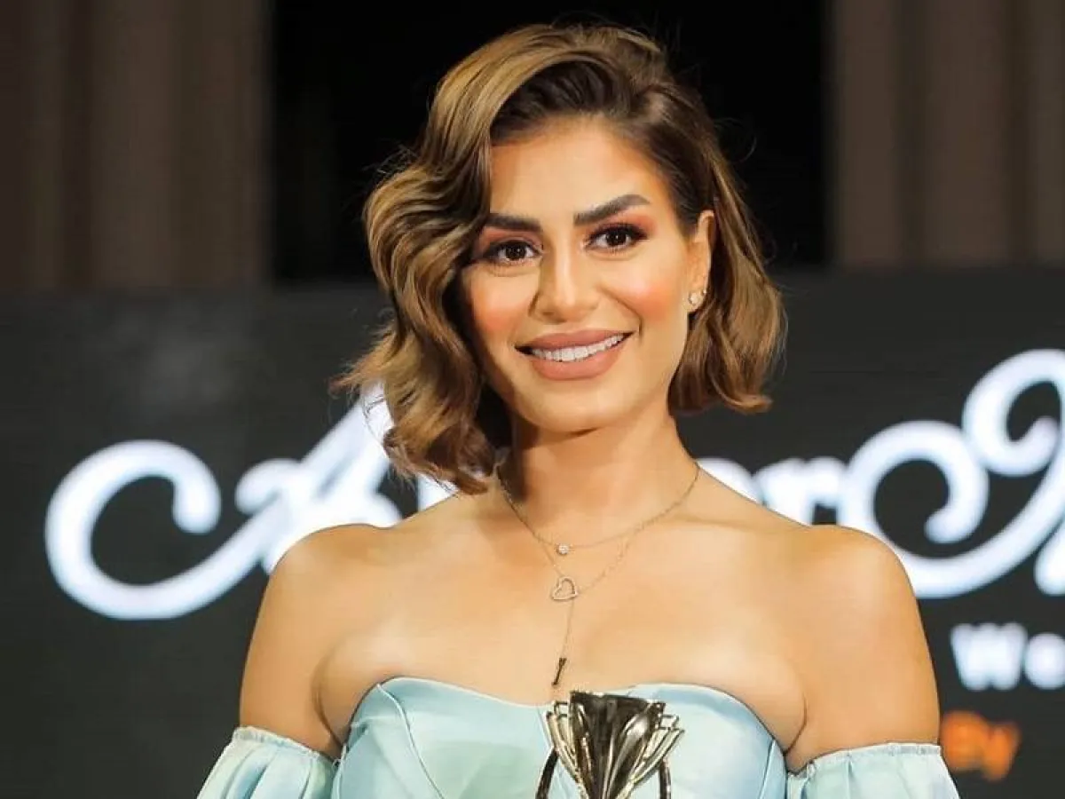 تسريحة شعر كيرلي قصير