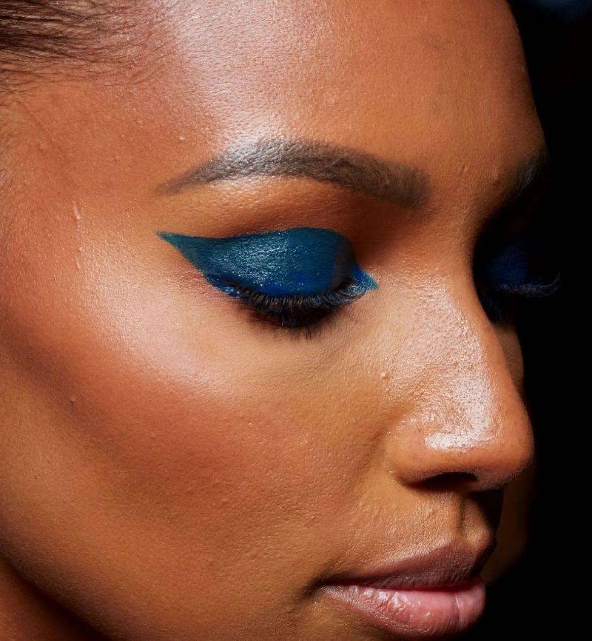 صيحة ظلال العيون الملون