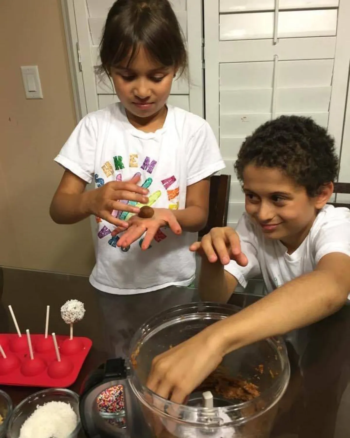 صورة ليحيى وبانة وإعداد كعك العيد