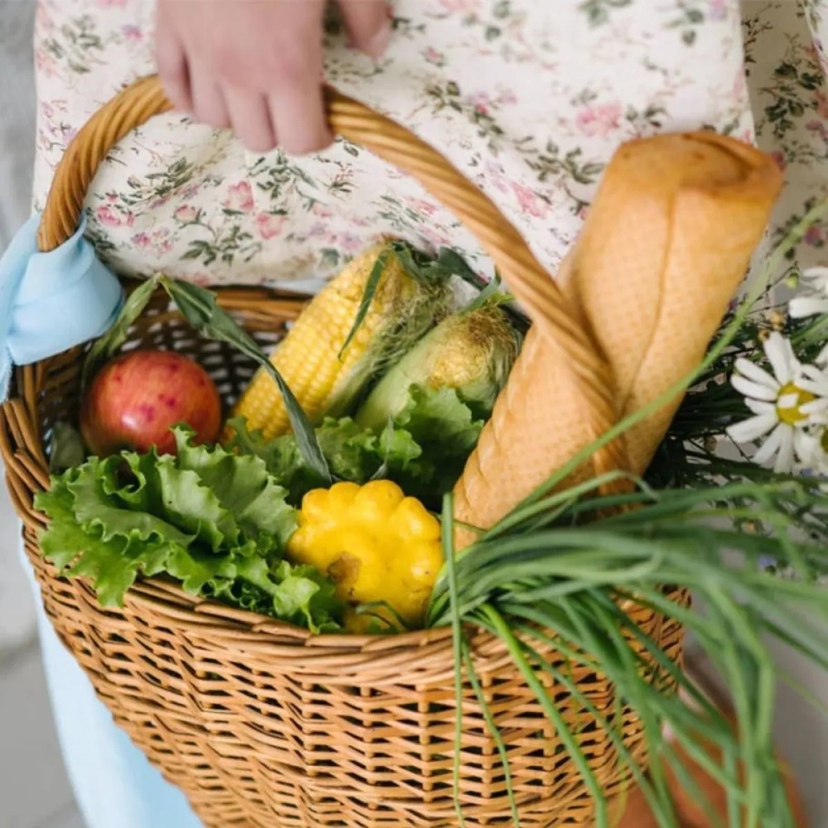 صورة لحامل تحمل سلة خضروات