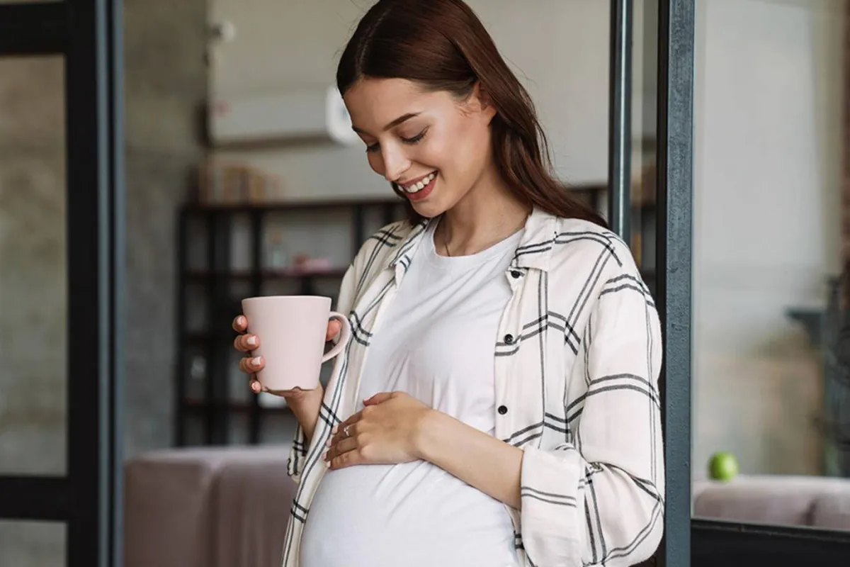 صورة لحامل ومعها كوب من القهوة
