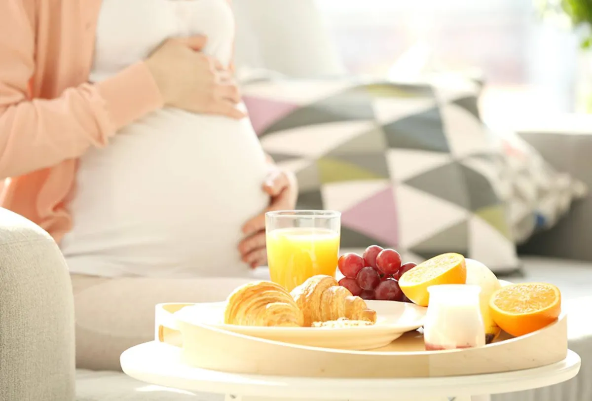 صورة لحامل ووجبة خفيفة للفطار