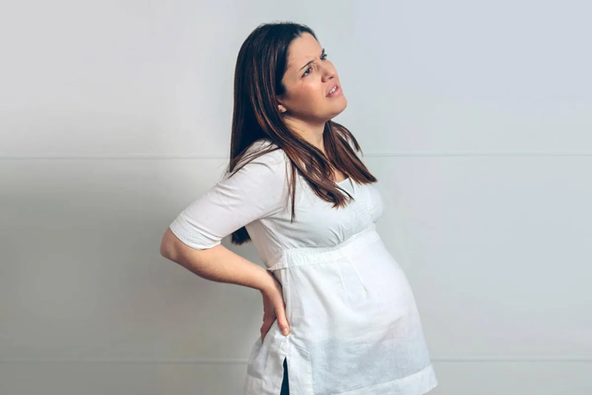 صورة لحامل تعاني من آلام أسفل الظهر