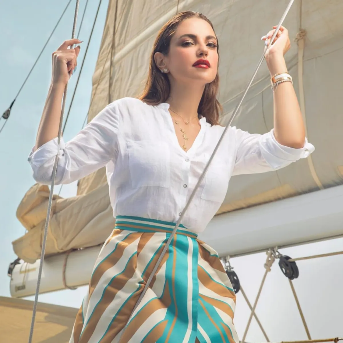 تنسيق التنورة مع القميص من وحي النجمات