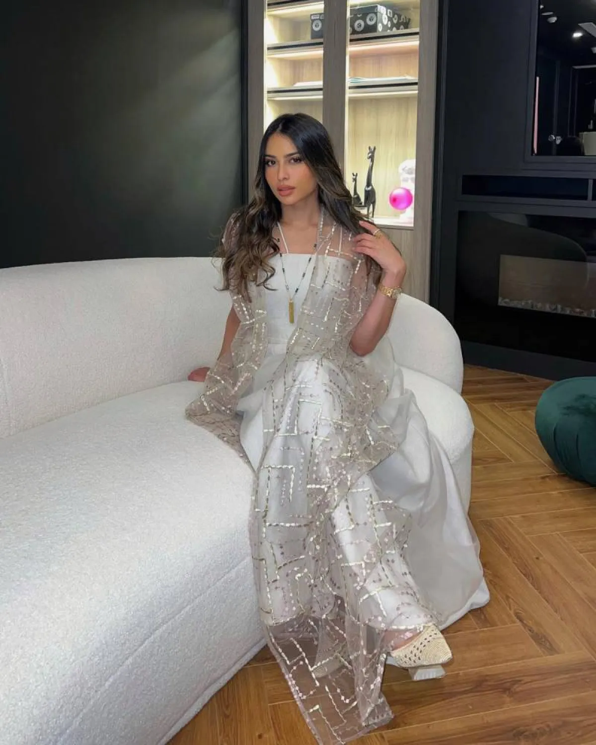 لما العقيل بفستان باللون الأبيض 