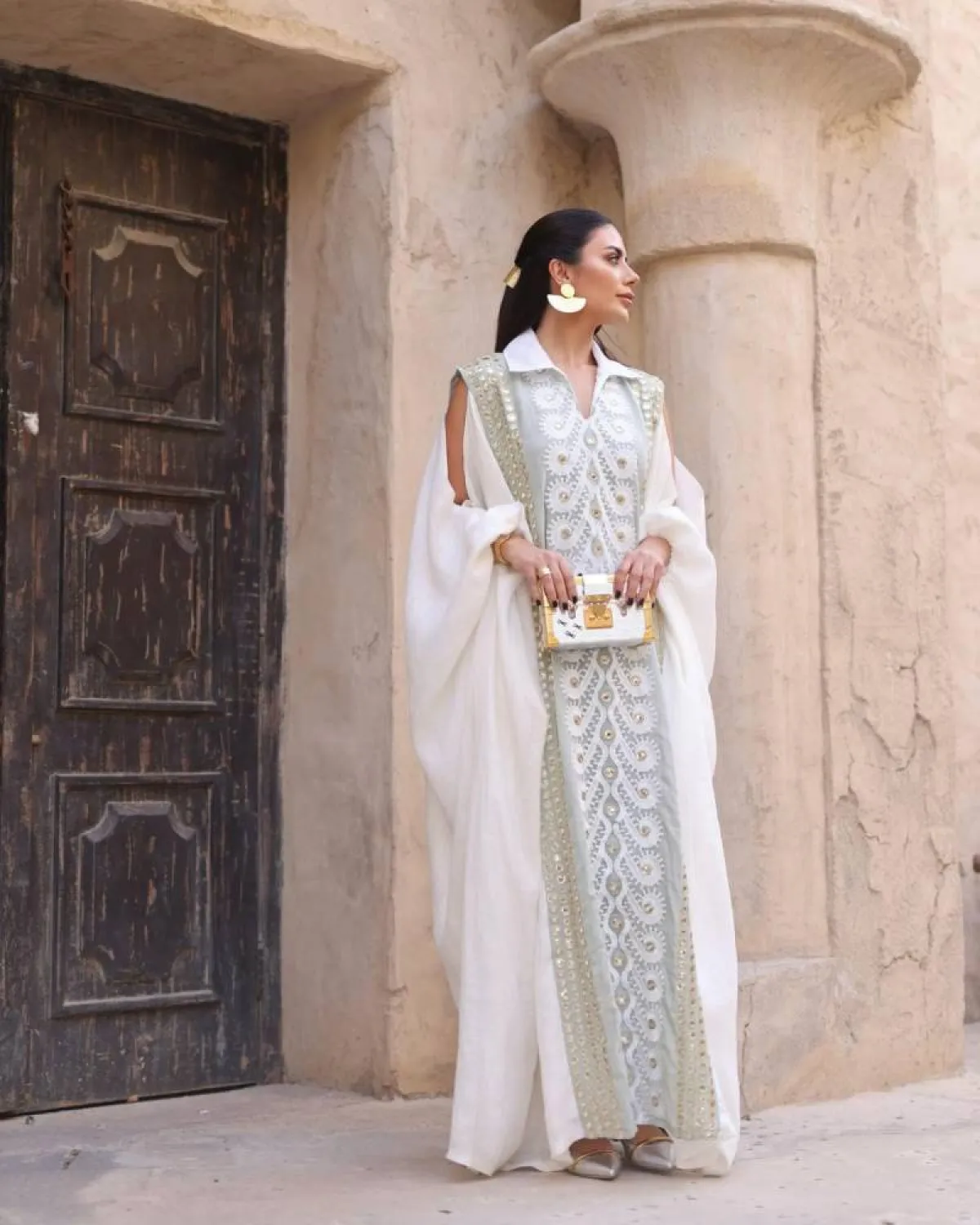 ديما الأسدي بفستان باللون الأبيض 