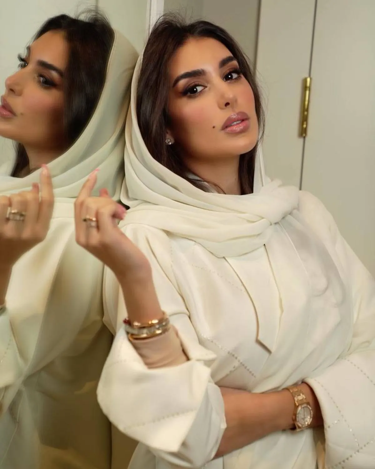 ياسمين صبري بعباية باللون الأبيض   