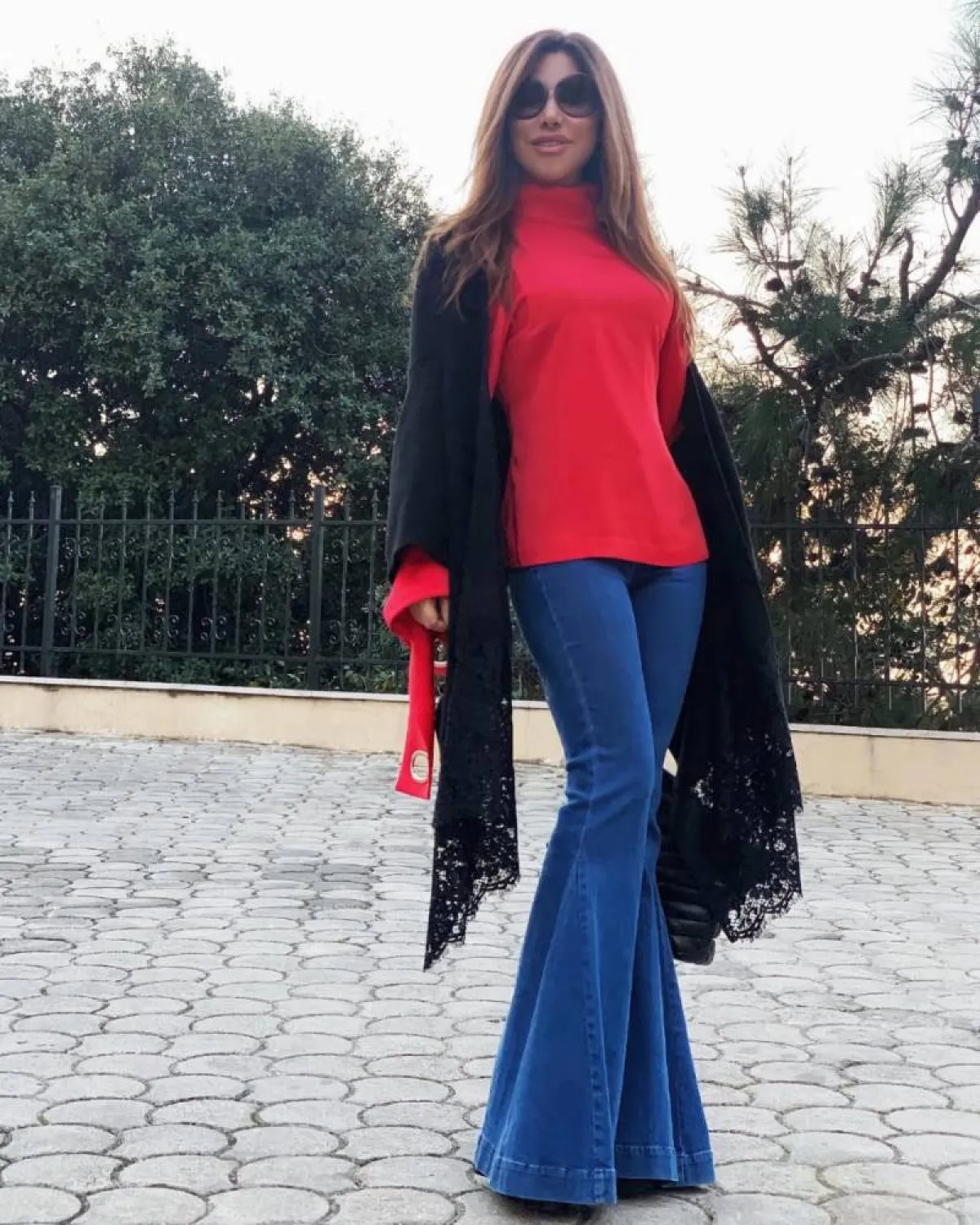 نجوى كرم بسروال جينز كلاسيكي 