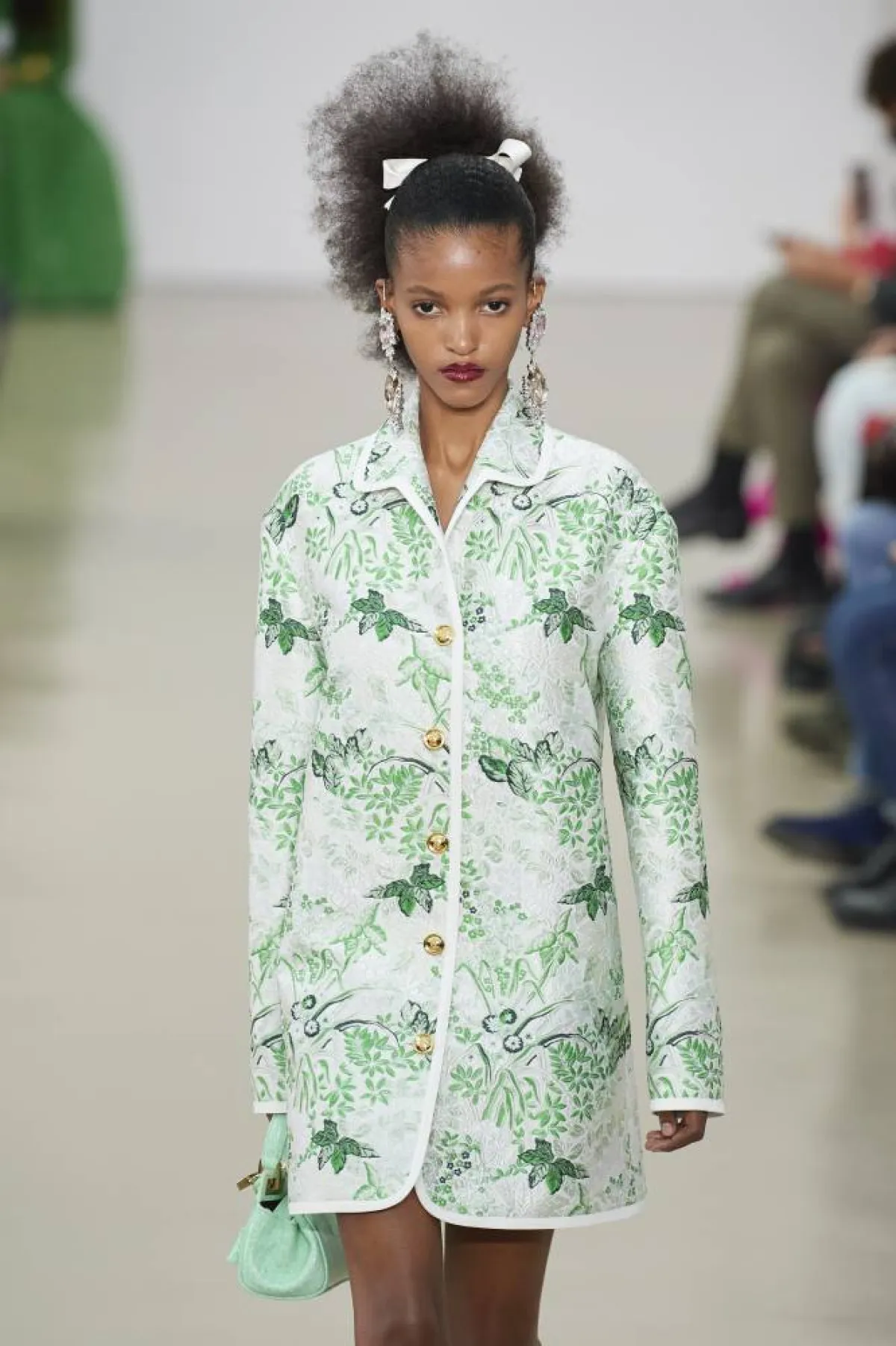 فستان مطبّع بالورود من Giambattista Valli 