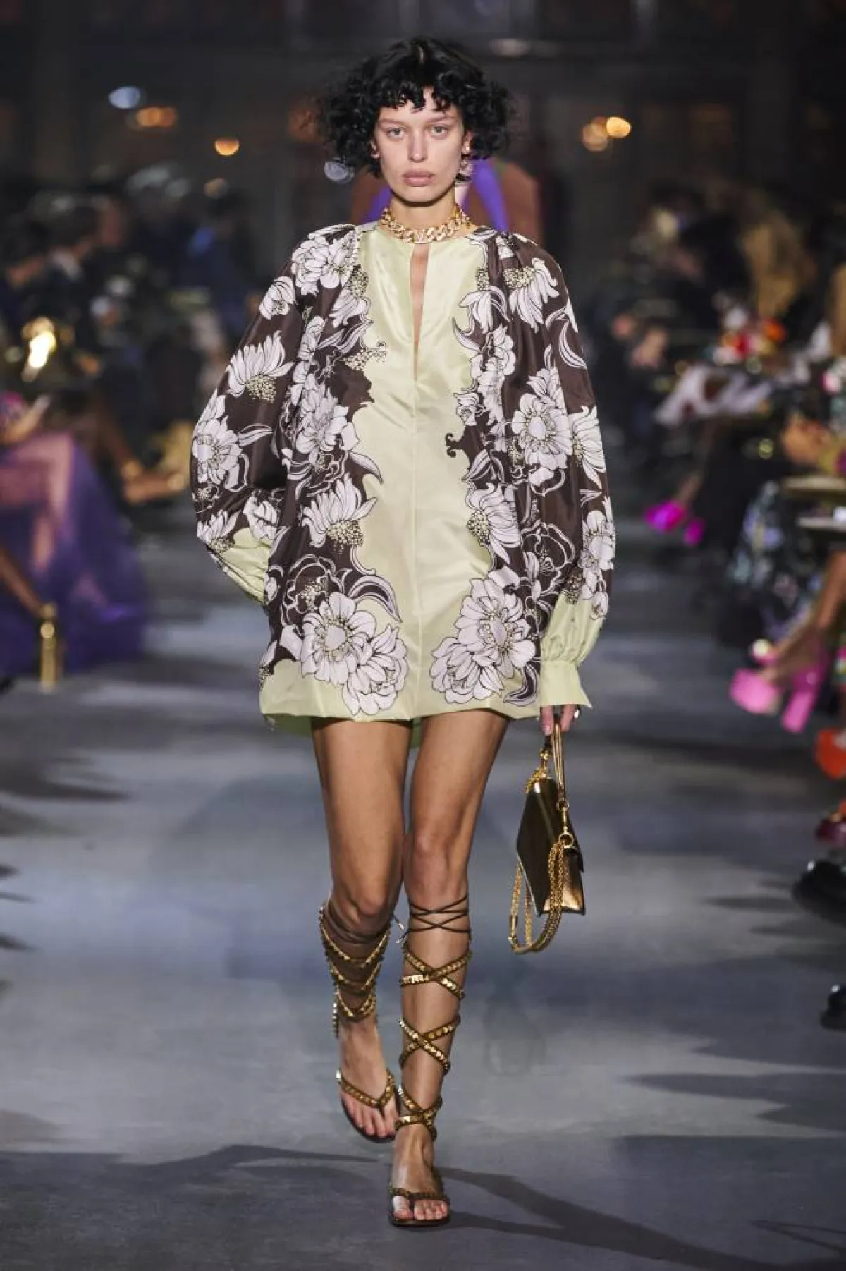 فستان مطبّع بالورود من فالنتينو Valentino 