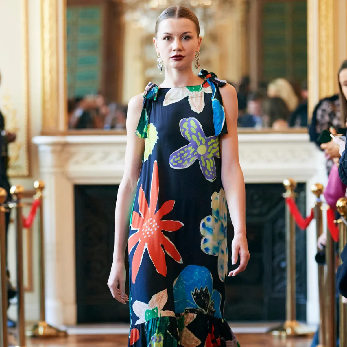 موديلات فساتين مزيّنة بالورود