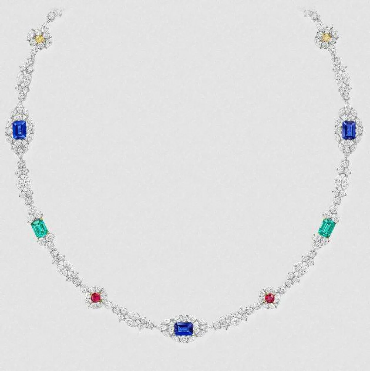 عقد مرصع بالزمرد من هاري وينستون Harry Winston