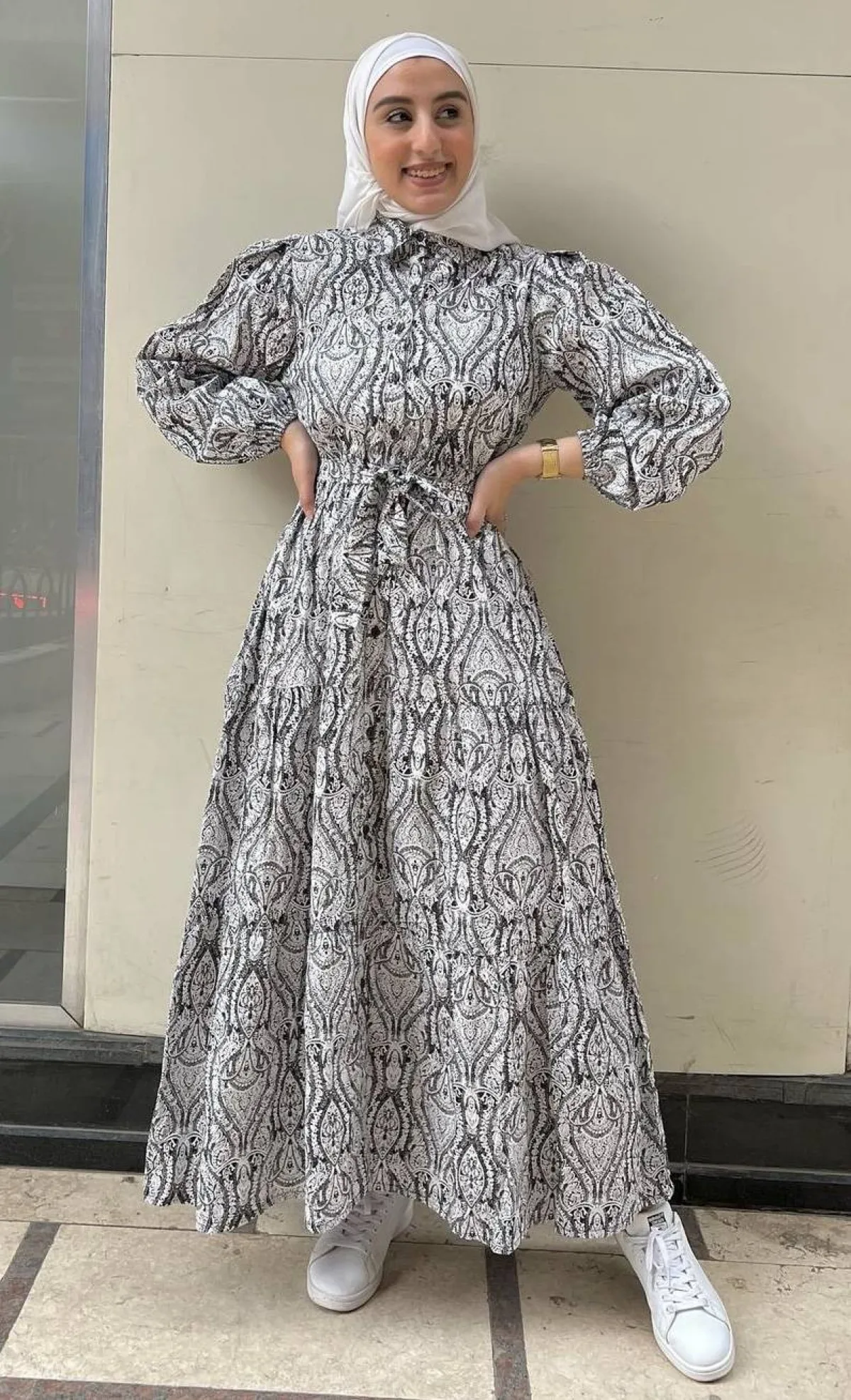 فستان بالالوان الحيادية