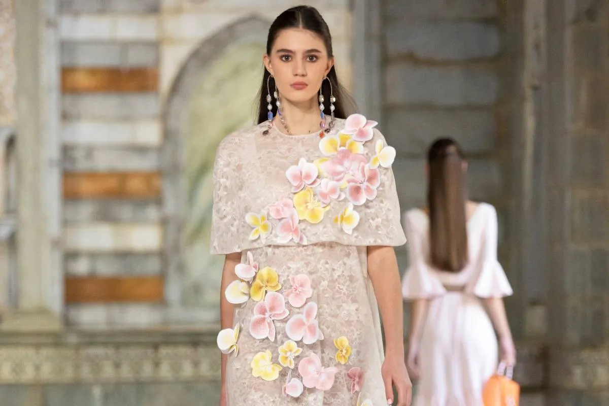 موديلات فساتين مزيّنة بالورود