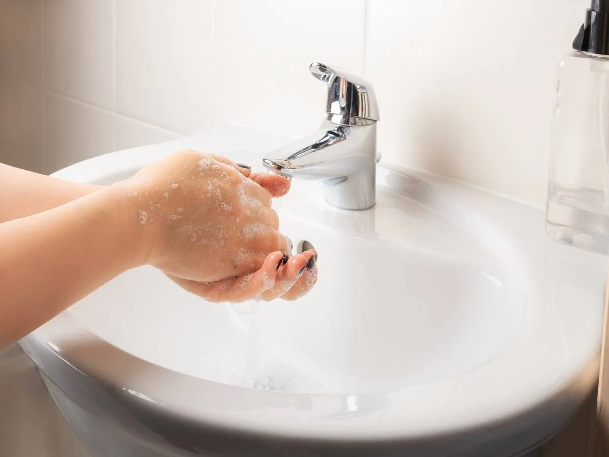 صورة لحامل تغسل يديها