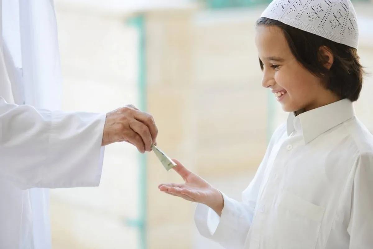 "العيدية" تقدّم للأطفال في المناسبة