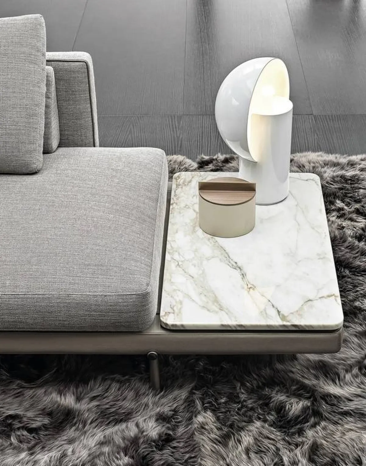 تصميم حديث للكنبة، مدمج فيها سطح لحمل الأغراض