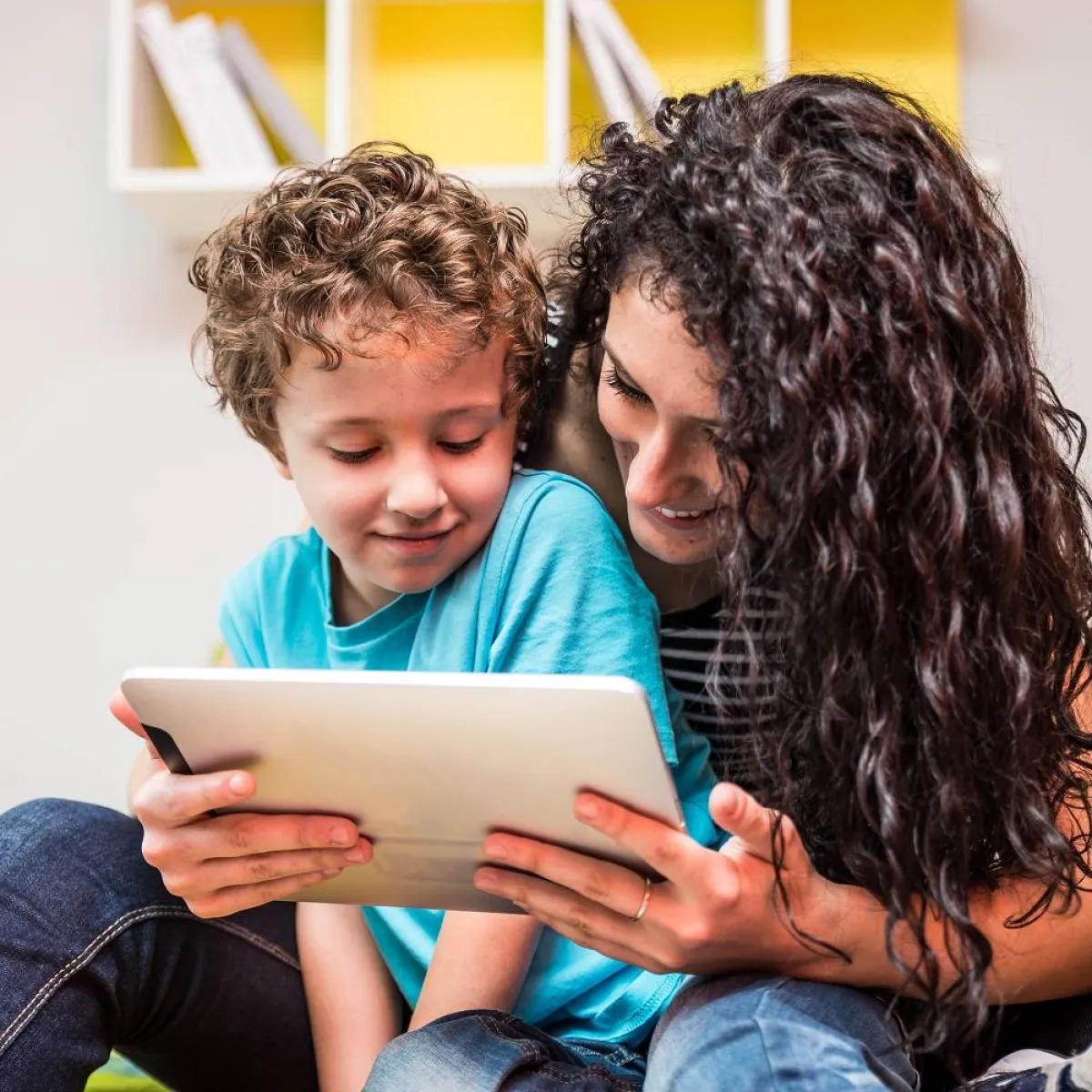 صورة لطفل وأمه