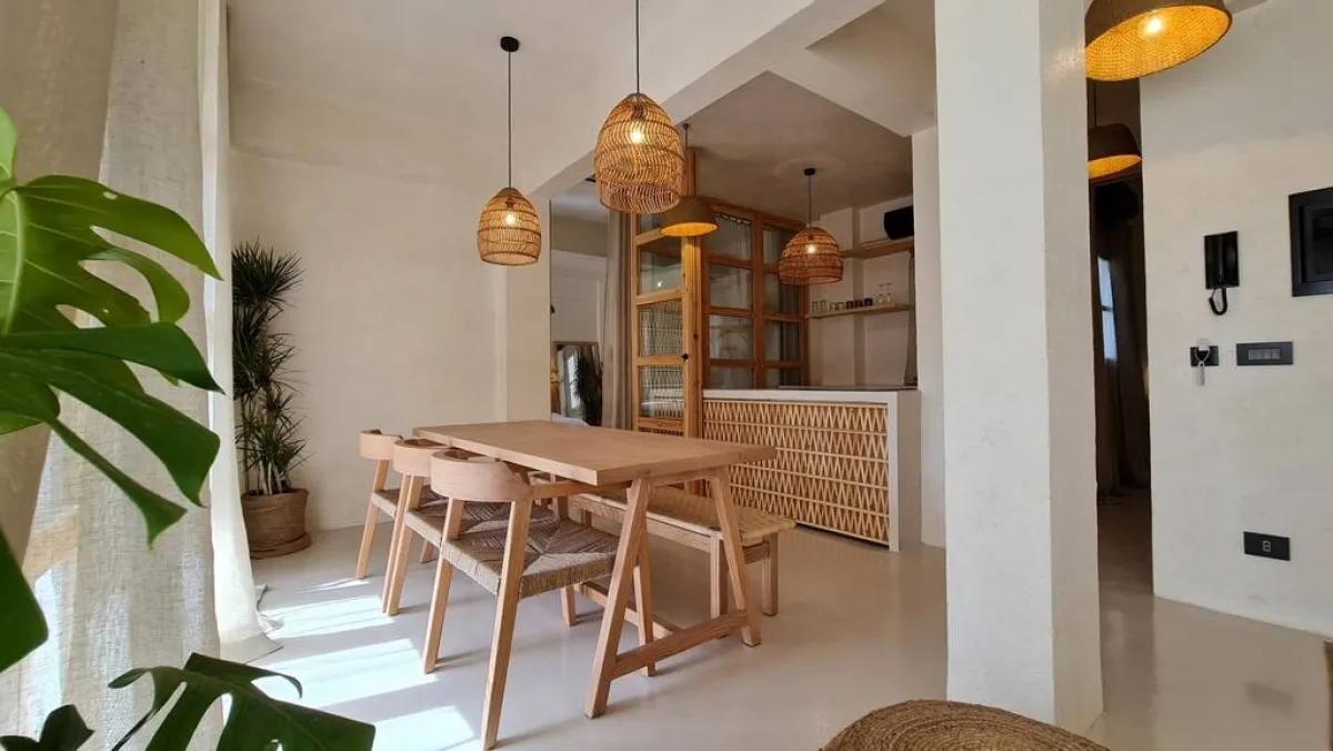 في التصميم "البيوفيلي"، يتمّ التركيز على  التركيز على استخدم مواد مثل: الخشب والخيزران والروطان