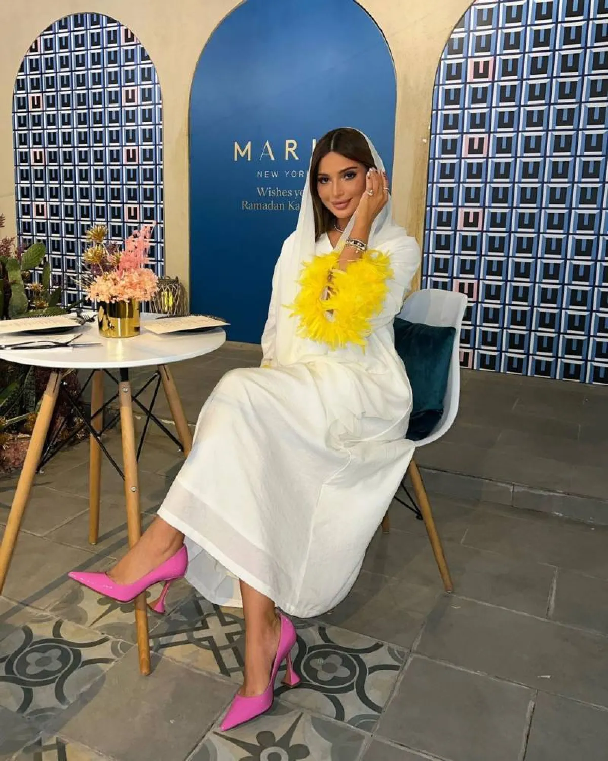 فاطمة حسام بعباية باللون الأبيض وحذاء باللون الفوشيا