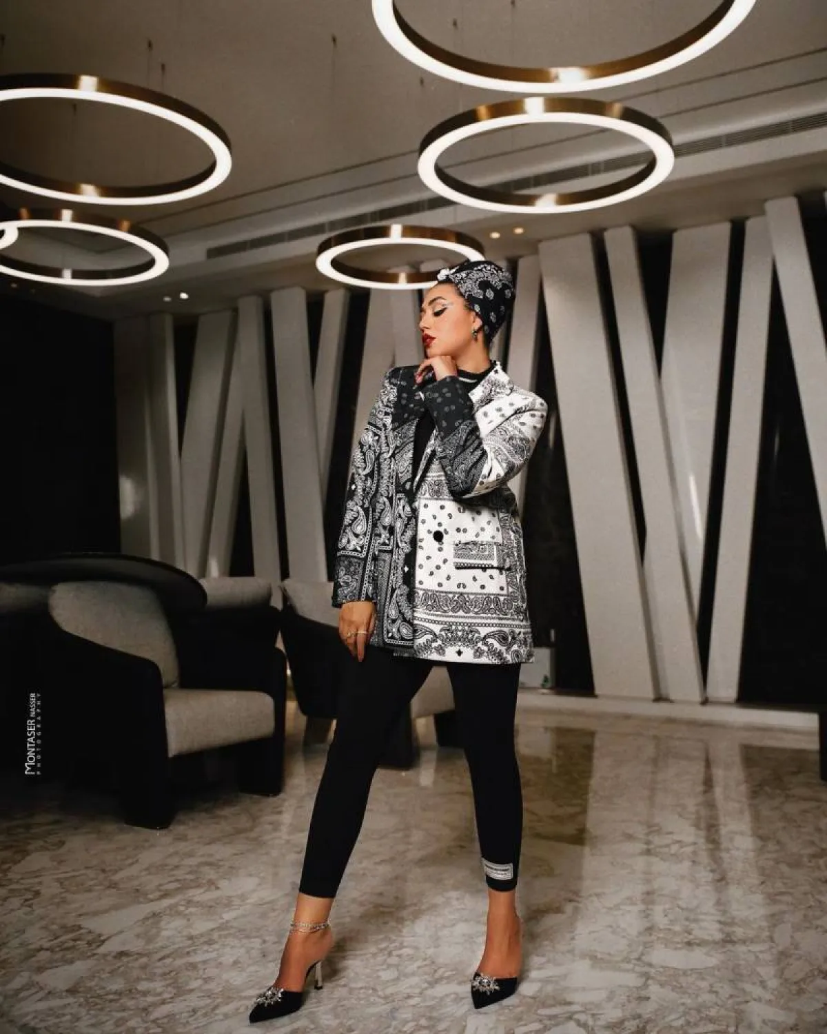 مي إبراهيم ببليزر باللونين الأبيض والأسود وحذاء أسود