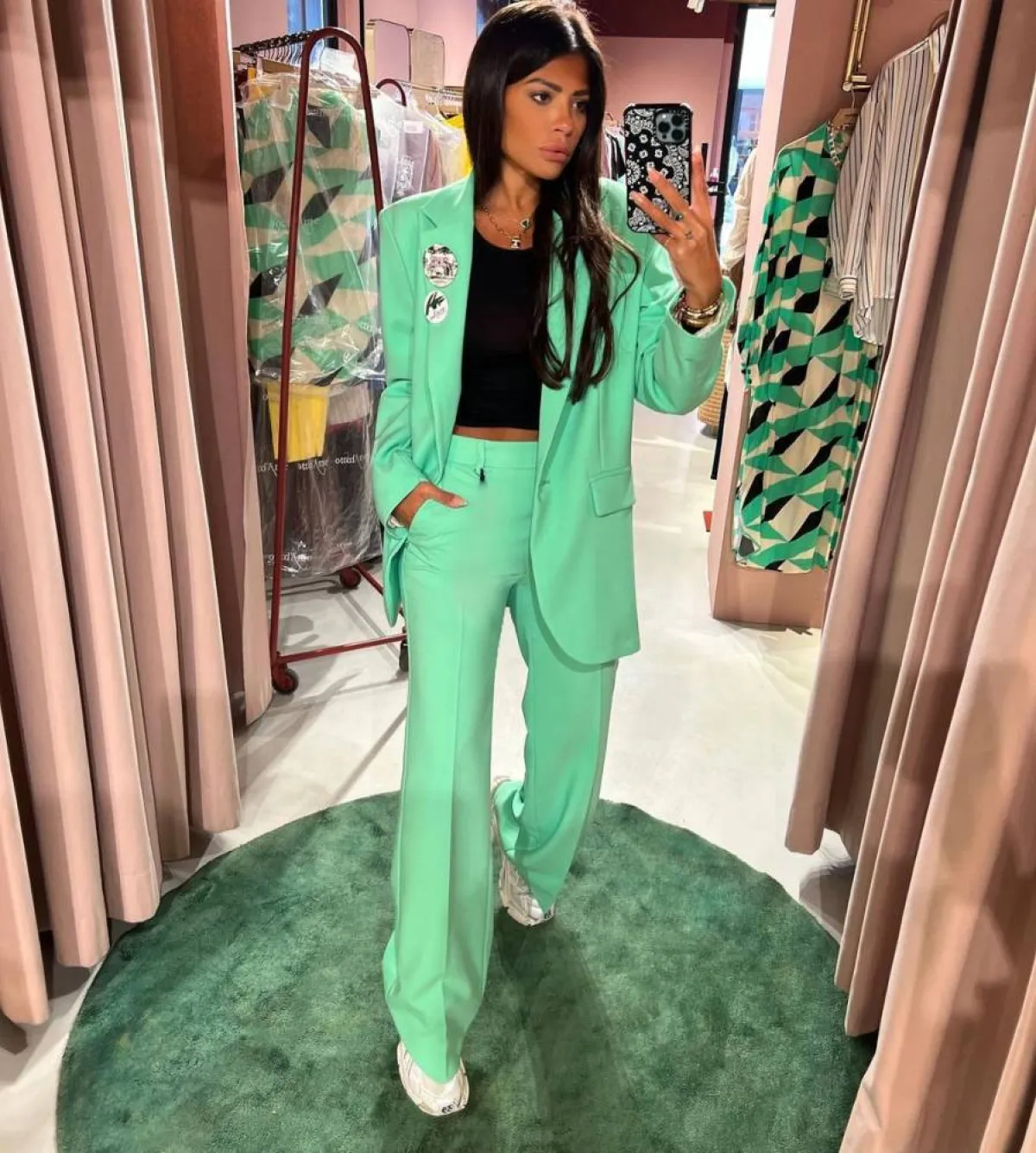 العنود بدر بحذاء رياضي أبيض وبدلة باللون الأخضر 