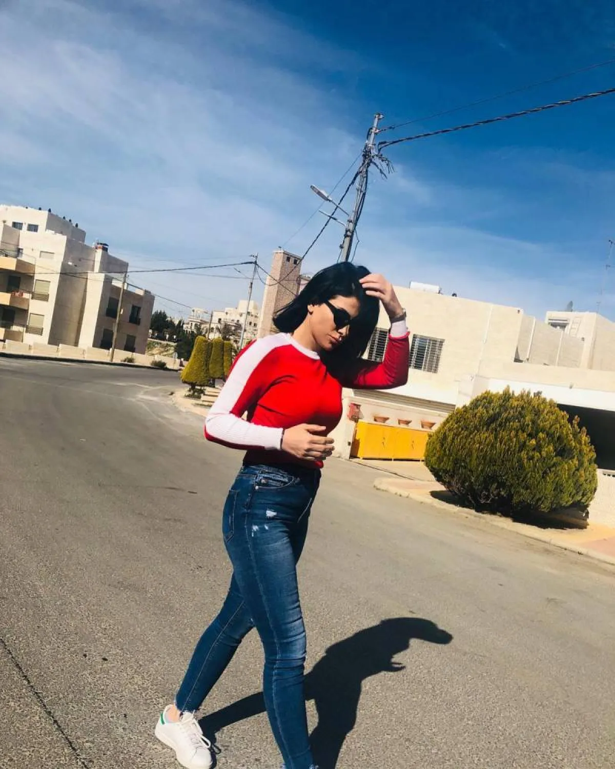 صبا مبارك بحذاء رياضي أبيض مع بنطلون جينز أزرق