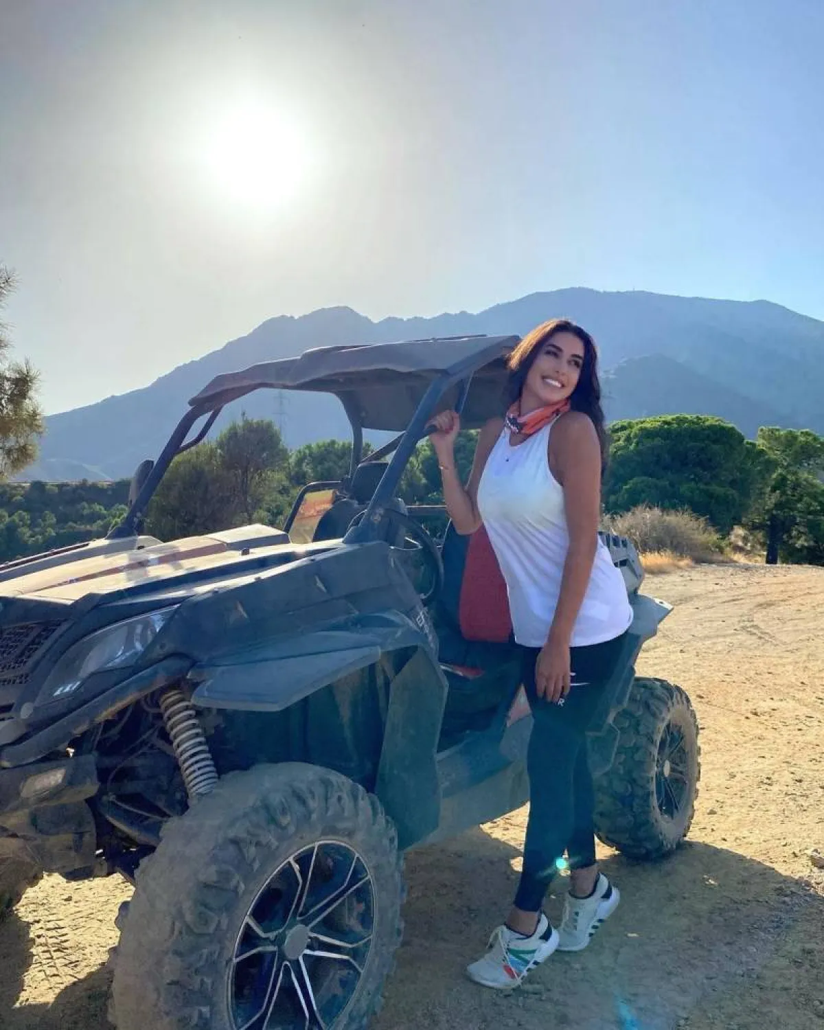 ياسمين صبري بحذاء رياضي بيج وتوب أبيض وبنطلون رياضي 