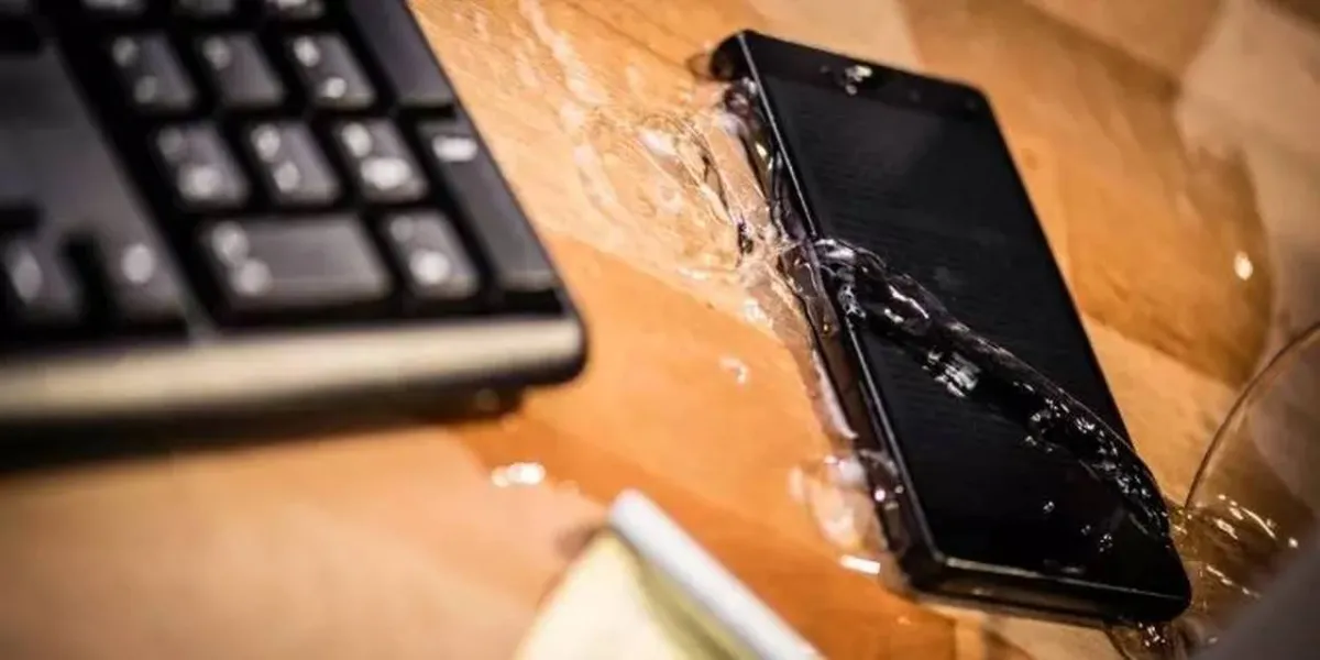  لإصلاح جهازك.. تعرف على كيفية إخراج المياة من منفذ الشحن بهاتفك أو الكمبيوتر