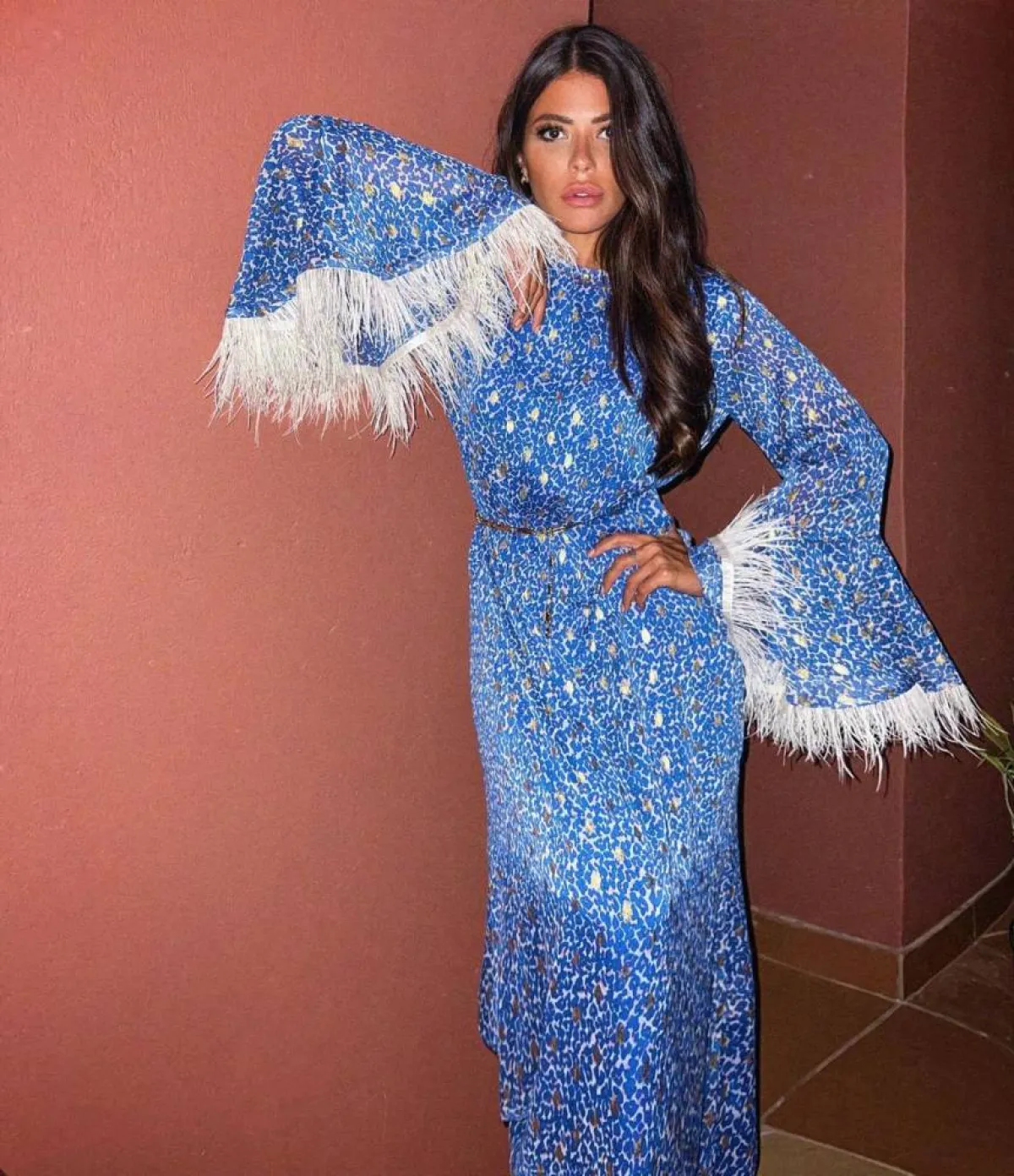 العنود بدر بفستان ماكسي أزرق مُزيَّن بالترتر والشراشيب