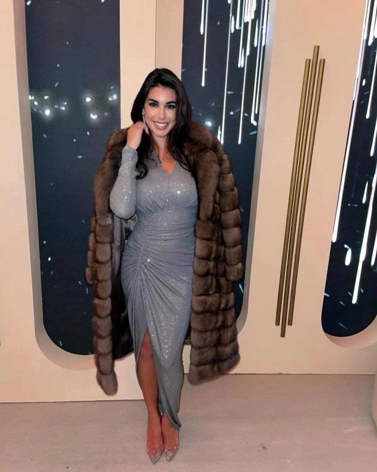 ياسمين صبري بفستان ماكسي رمادي ضيق ومعطف فرو