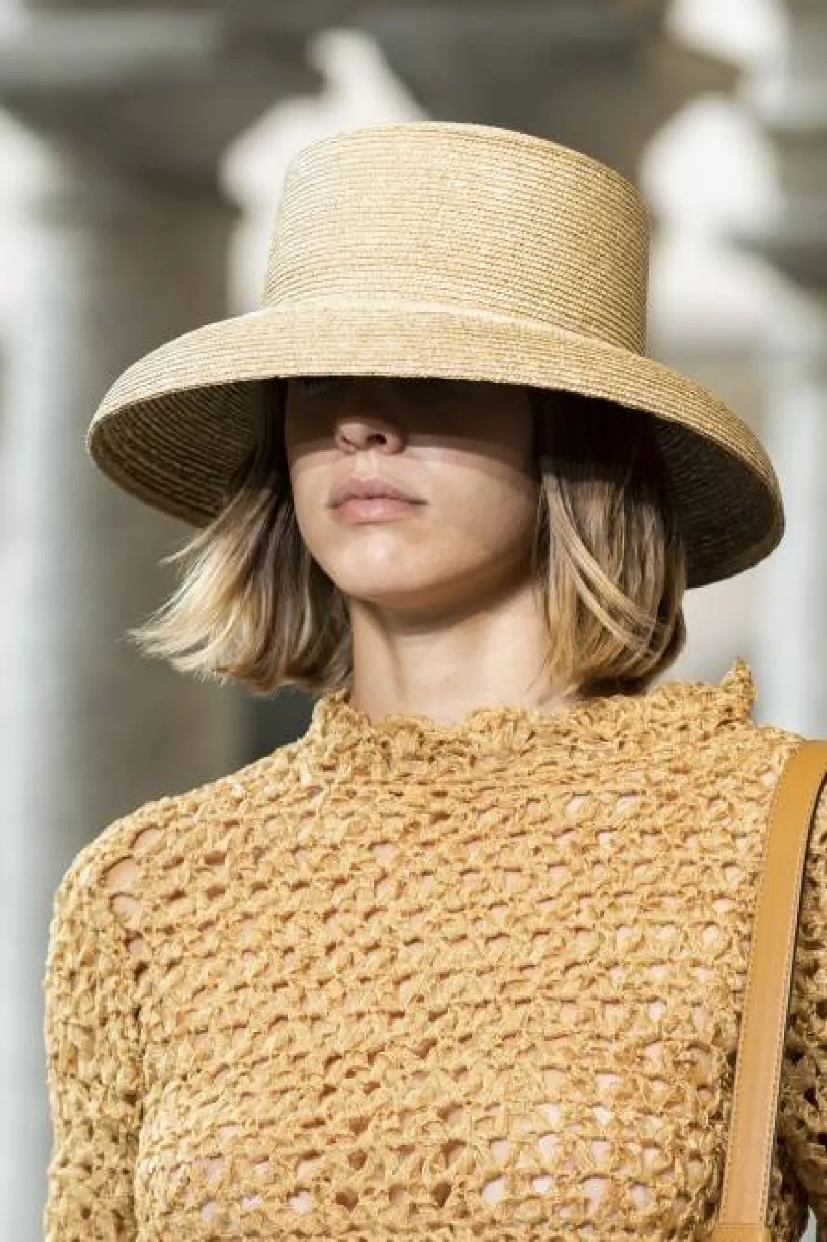 قبعة قش باللون البيج