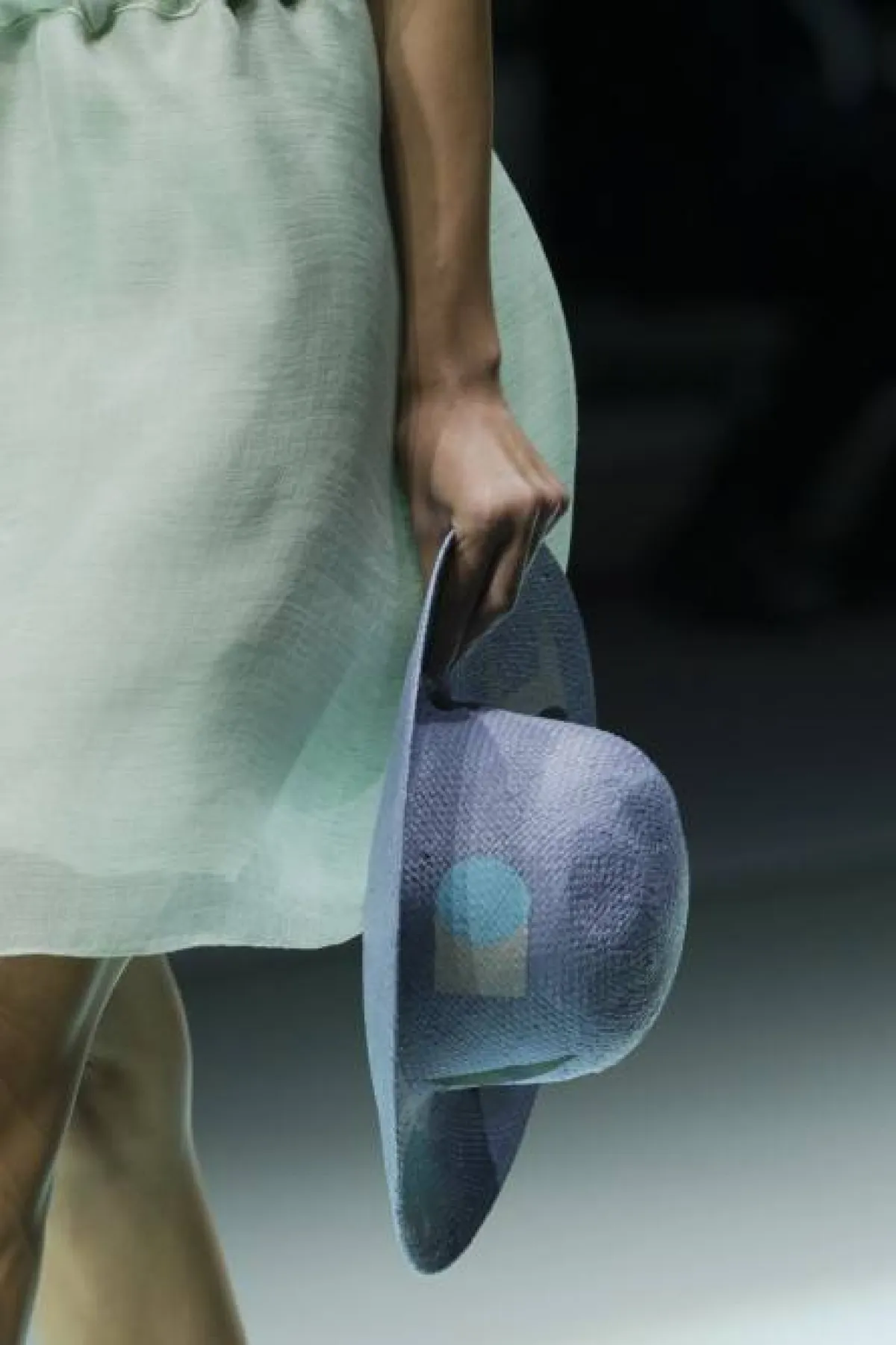 قبعة قش باللون الأزرق مُطبعة بالرسوم 