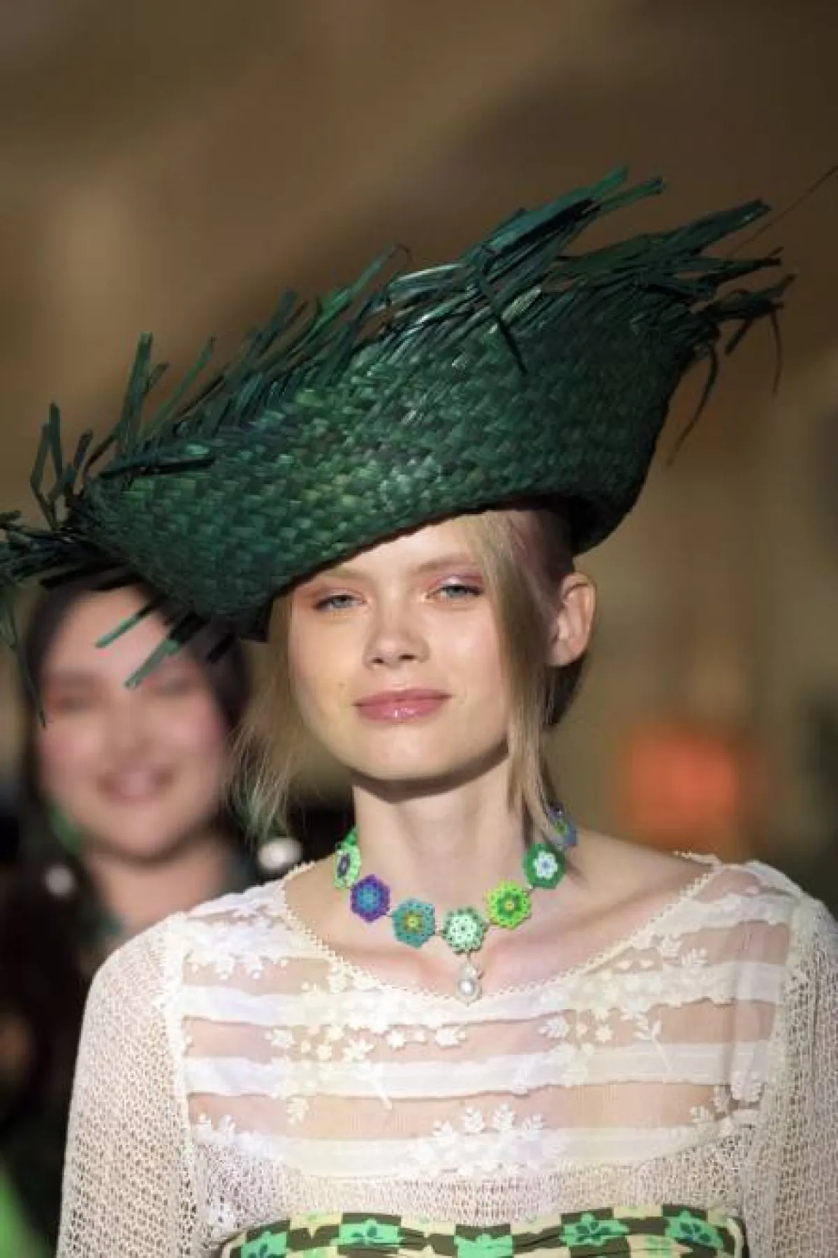 قبعة قش خضراء مزينة بالشراشيب