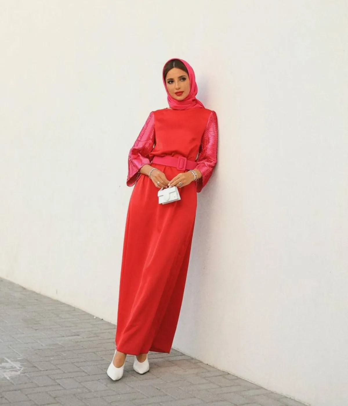 فاطمة حسام بفستان أحمر ماكسي وحذاء أبيض