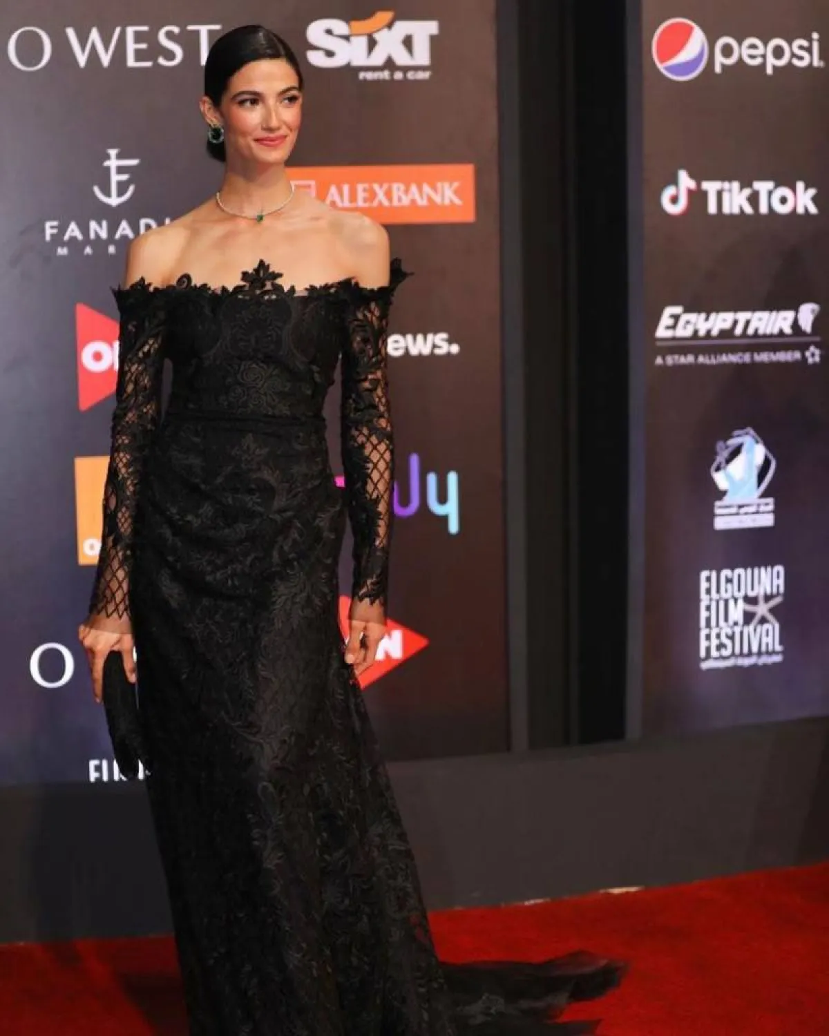 تارا عماد بفستان دانتيل أسود ماكسي وحقيبة كلاتش سوداء