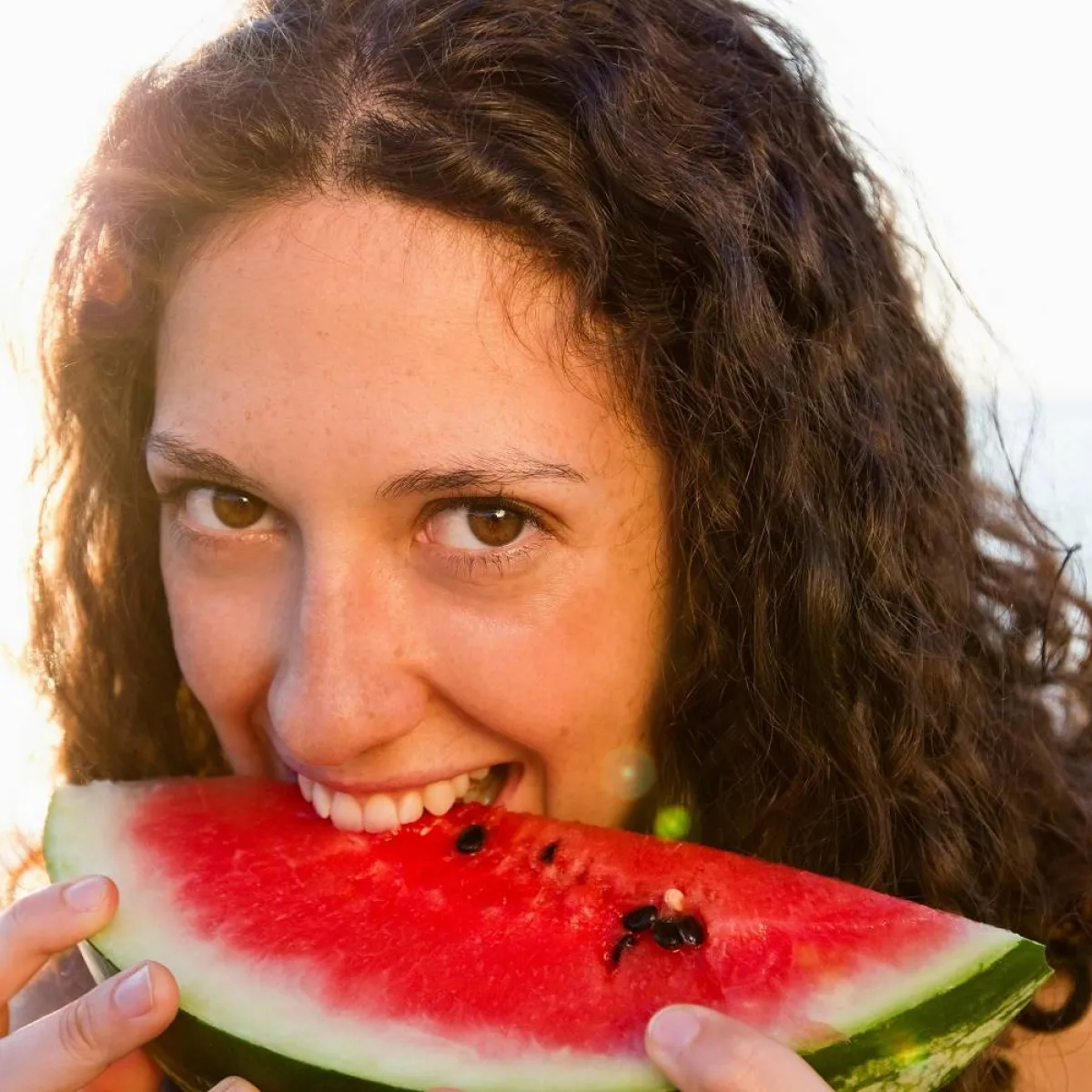 صورة لحامل وبطيخ