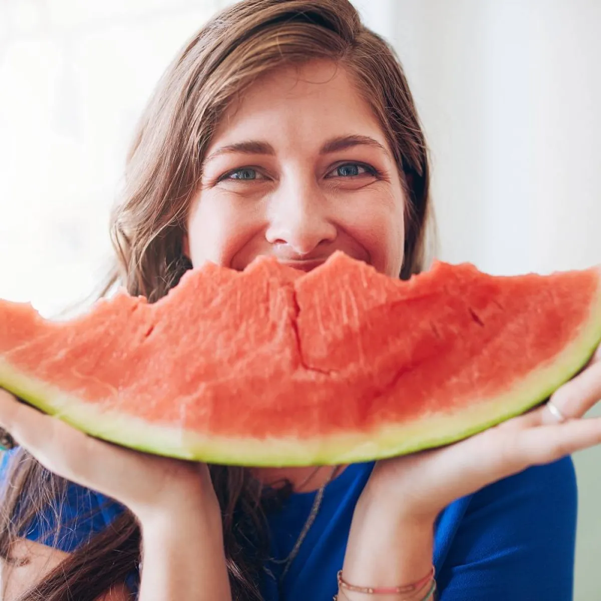 صورة لحامل وبطيخ