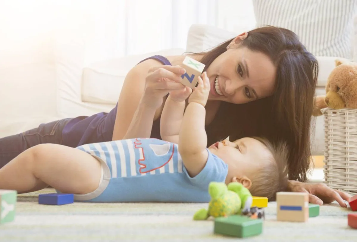 صورة لأم تتواصل مع طفلها مباشرة