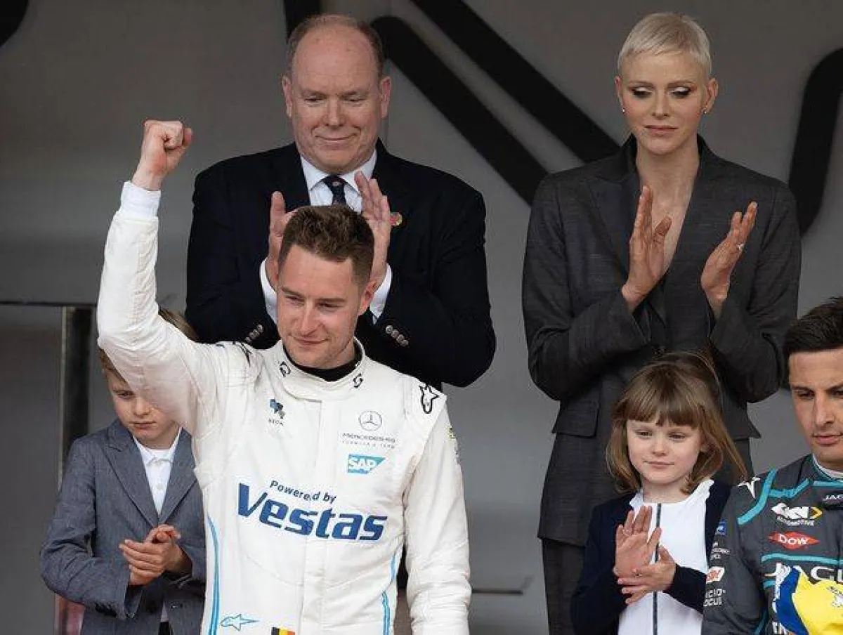 الأميرة شارلين تحيي الفائز في المسابقة- الصورة من حساب بيت موناكو الملكي على إنستغرام