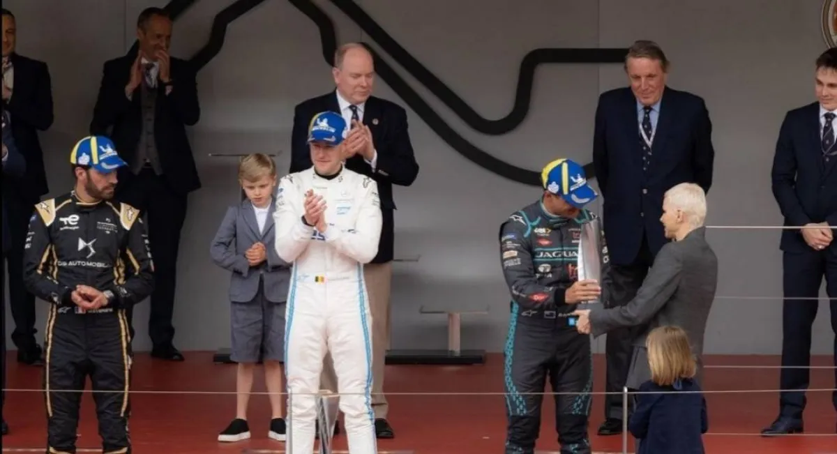 الأميرة شارلين تسلم الكأس للفائز بالمركز الثاني