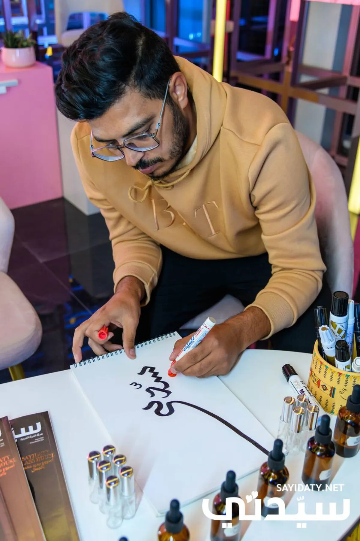 صورة محمد الحمد يخط الحروف العربية