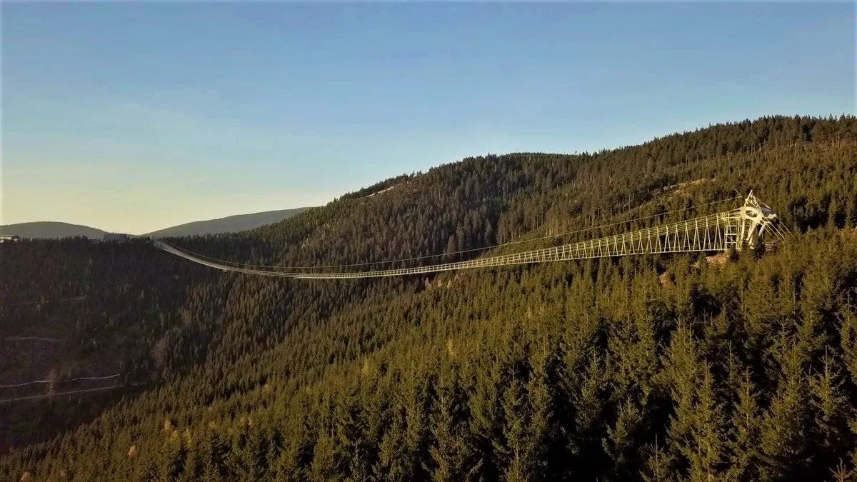 Sky Bridge.. أطول جسر مشاة معلق في العالم