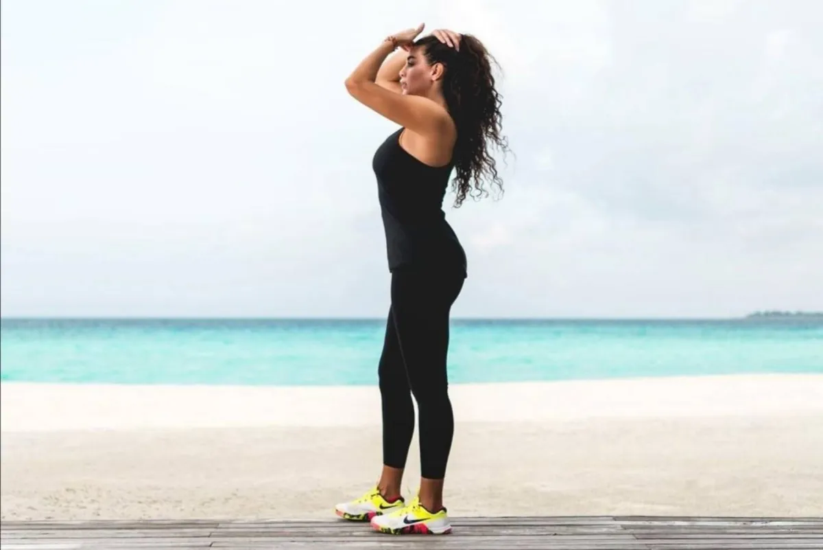 إطلالات النجمات بالأحذية الرياضية