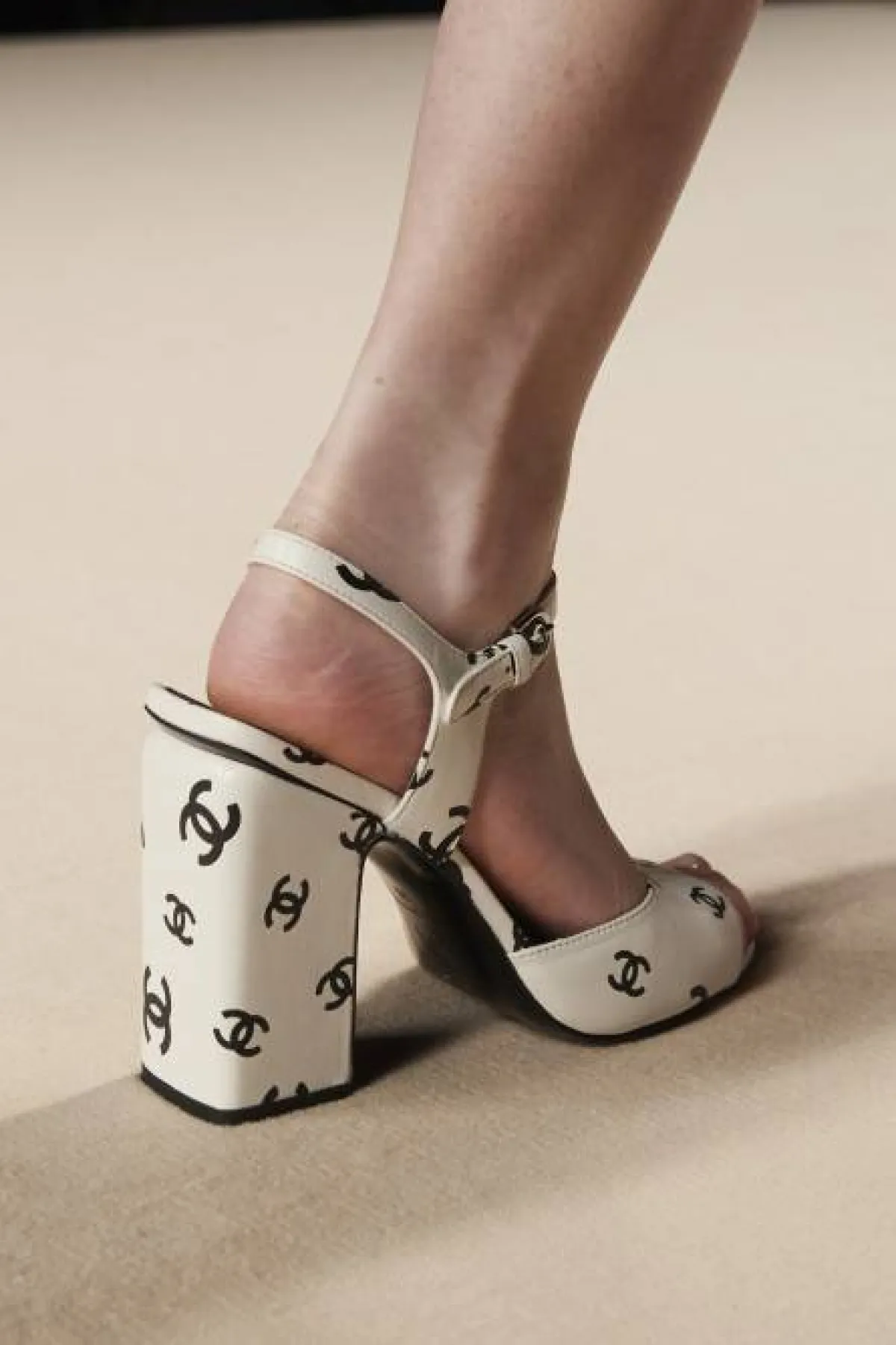 حذاء من شانيل 