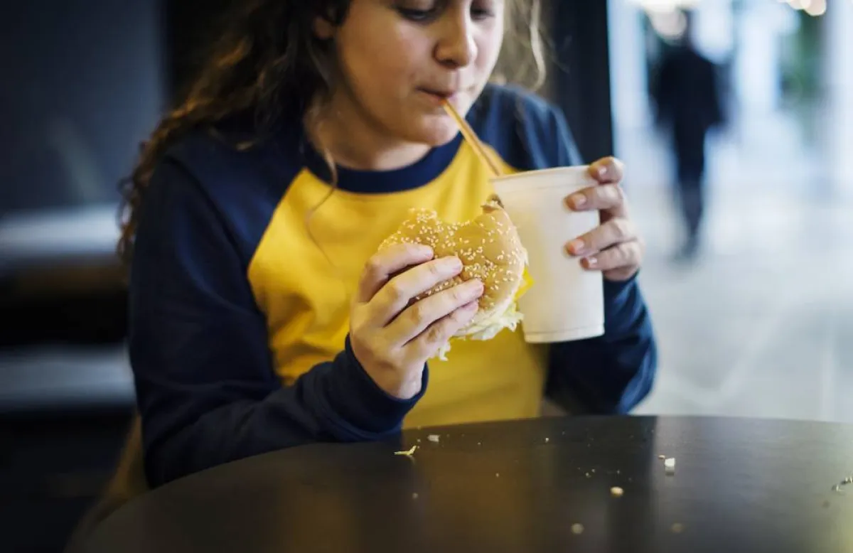 صورة لمراهقة تأكل