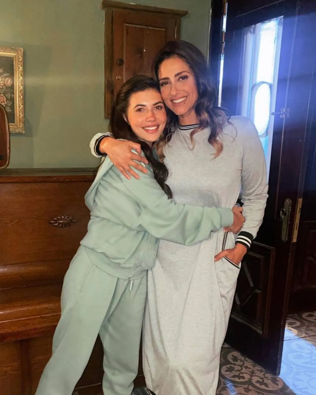 حنان مطاوع وملك بدوي من كواليس مسلسل  "وجوه "- صورة من صفحة ملك بدوي على موقع " انستغرام"